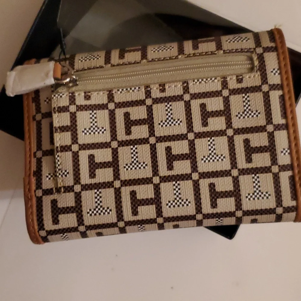 New in box women's Tommy Hilfiger Leather wallet